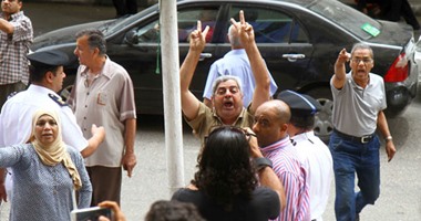 قوات الأمن تتدخل لإبعاد تظاهر "المواطنون الشرفاء" عن سلالم نقابة الصحفيين