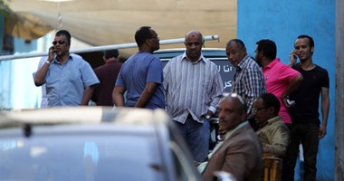 بالصور.. "اليوم السابع" فى مشرحة زينهم.. حزن وصراخ ودموع من أم بعد وفاة 2 من أبنائها فى ليبيا.. أحد أقاربهما: "عمر وأحمد سافروا يجروا على أكل عيشهم".. ويُطالب بسرعة إنهاء الإجراءات: "إكرام الميت دفنه"