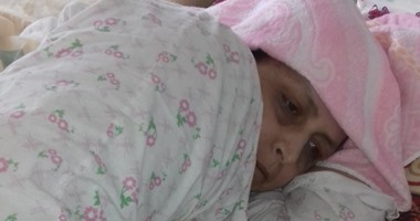 مأساة "أمل"..  ذهبت للطبيب مصابة بارتفاع الحرارة وخرجت بنزيف وسيولة فى الدم وحروق بجسدها.. زوجها: الطبيب شخص الحالة خطأ وقطع الروشتة وقال "هتبقى كويسة".. ويطالب بنقلها لأحد مستشفيات القاهرة لإنقاذها