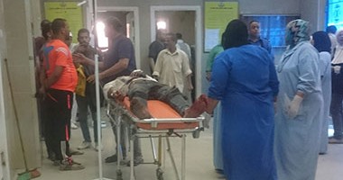 بالصور .. إصابة 31 شخص فى انقلاب أتوبيس وسيارة ملاكى بالسويس