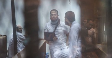 إيداع متهمى "التخابر مع قطر" قفص الاتهام