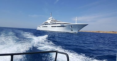 بالصور.. وصول يخت إنجليزى لميناء شرم الشيخ