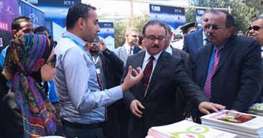 بالصور.. وزير الاتصالات يحتضن 4 أفكار للشباب لتنفيذها بالمنطقة التكنولوجية ببرج العرب