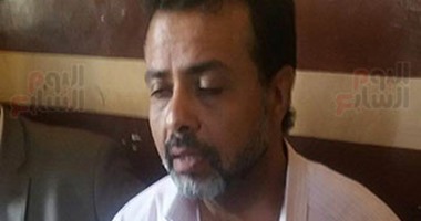 بالصور.. طالب يعتدى على معلمه بمدرسة الزخرفية الثانوية بكفر الدوار بآلة حادة ويصيبه فى يده.. تجول فى فناء المدرسة بدراجة بخارية.. تعليم البحيرة تقرر حرمانه من الامتحانات.. والمجنى عليه: عايز حقى