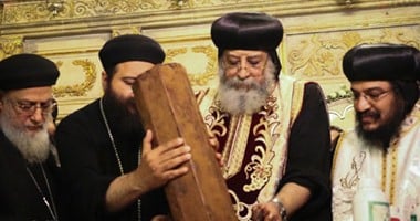 بالصور.. البابا تواضروس يطيب جسد "مارى مرقس" بالحنوط بالإسكندرية