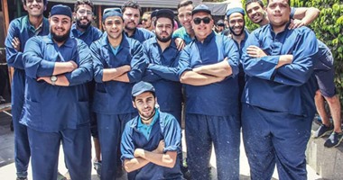 طلاب هندسة المعادى يرتدون ملابس سجناء مكتوب عليها "إفراج" فى حفلة التخرج