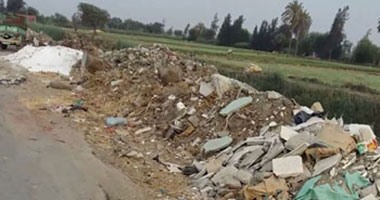 المخلفات والمنحنيات تحاصر طريق "كفر حمودة" فى الشرقية