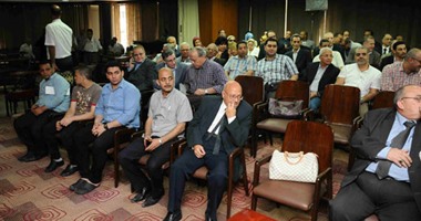 صحفيون يجمعون توقيعات فى لقاء الأسرة الصحفية لسحب الثقة من مجلس النقابة