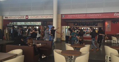 بالصور.. عرض استعراضى راقص بمطار برج العرب الدولى لتنشيط السياحة
