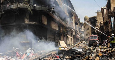 بالصورة.. السيطرة على حريق مصنع جلود ومحل أحذية بالعتبة