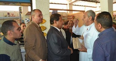 بالصور.. محافظ الغربية يتفقد معارض السلع التموينية بقطور 