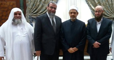 ماذا قال السلفيون لشيخ الأزهر فى آخر لقاء بينهم؟.. اتفاق على مواجهة الهجوم على المؤسسة والمشاركة فى تجديد الخطاب الدينى.. خطط مشتركة لمواجهة الأفكار الهدامة.. والجلسة لم تتطرق لقانون الخطابة
