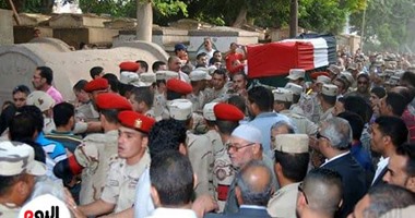 بالصور..جنازة مهيبة لشهيد منيا القمح.. ومحافظ الشرقية لوالدته: ابنك فى الجنة