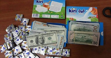 القبض على راكبين بالمطار حاولا تهريب 40 ألف دولار داخل علب جبنة