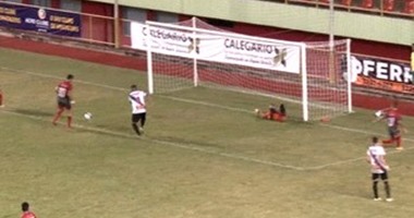 بالفيديو.. لاعب يهدر فرصة بطريقة غريبة بالدورى البرازيلى