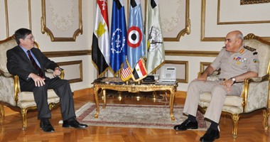 وزير الدفاع يلتقى مدير عام القوة متعددة الجنسيات