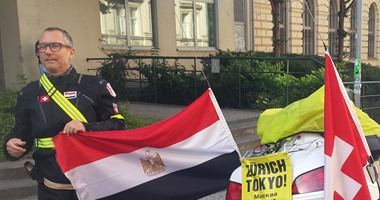 المغامر المصرى شريف لطفى يصل اليابان بعد رحلة بالدراجة البخارية