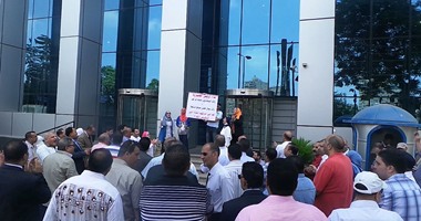عاملون بالبنك الأهلى ينظمون وقفة ضد "الترقيات"