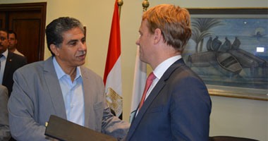 بالصور.. وزير البيئة يوقع مذكرة التفاهم الخاصة بمشروع التحكم فى التلوث الصناعى