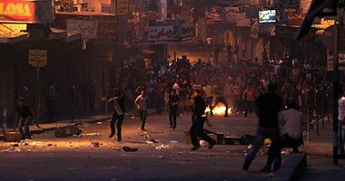 إسرائيل تصعد من عملياتها العسكرية بالضفة الغربية لليوم الـ14..استشهاد سيدة مسنة واعتقال فلسطينى بعد إصابته برصاصتين بالخليل.. وتفجير 3مغارات ومواجهات عنيفة مع المواطنين.. وفرض حظر التجوال بمخيم العروب