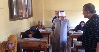 وكيل الأزهر ورئيس قطاع المعاهد الأزهرية يتفقدان لجان الغربية بعد اعتداء الطلاب على المراقبين.. تحويل أوراق عدد من الطلاب للجنة خاصة لوجود غش جماعى بلجان البنين.. وإحالة مراقبين للتحقيق