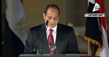 محتفلو "القبة" يلتقطون الصور التذكارية مع الجنود أمام القصر الرئاسى