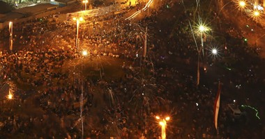 الحشود تحتفل بالألعاب النارية فى التحرير بعد تنصيب السيسى