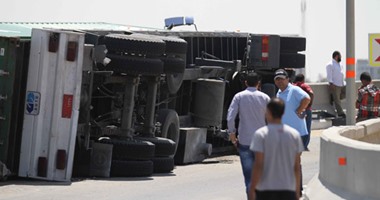 إصابة سائق وتباع فى انقلاب سيارة مواد بترولية على "صحراوى البحيرة" 