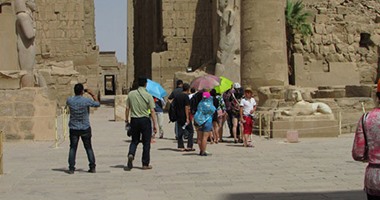 بالصور.. "معبد الكرنك" يتحدى الإرهاب ويستقبل السائحين بالأقصر.. أكثر من 2000 سائح بالمزارات الأثرية من ألمانيا والصين وفرنسا وأمريكا.. ومرشد سياحى لـ"اليوم السابع": شرحنا لهم الحادث وتعامل رجال الأمن