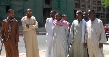 وقفة لعمال شركة المحمودية بأسوان احتجاجا على فصلهم