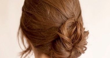 بالخطوات.. طريقة عمل كعكة شعر أنيقة ومميزة