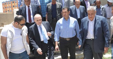 محلب يزور مدرسة "سكرة" بأسيوط لاستيعاب المتسربين من التعليم