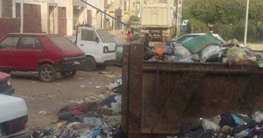 "واتس آب اليوم السابع": تراكم القمامة أمام مبنى حى حدائق القبة
