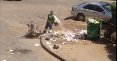 "واتس آب اليوم السابع": عامل نظافة يلقى القمامة بالشارع فى مصر الجديدة