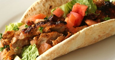 خطوة بخطوة.. طريقة عمل شاورما الدجاج السورية بالطعم الأصلى