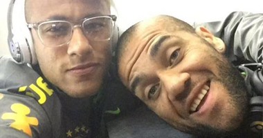 "سيلفى" من ألفيس ونيمار فى طريق بعثة البرازيل إلى "كوبا أميركا"