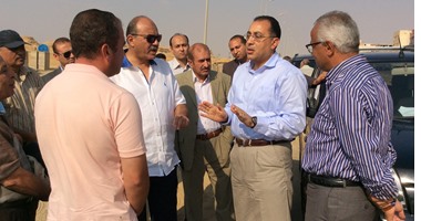 مواطن يشكو عدم توصيل مياه وكهرباء بـ"ابني بيتك" فى بنى سويف..والوزير: وصل مواسير "خلسة"