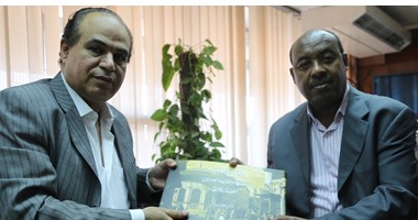 سفير اثيوبيا يزور "هيئة الكتاب" ومجاهد يهديه كتاباعن القاهرة