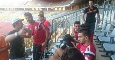 بالصور.. "السيلفى" يخفف أحزان مستبعدى المنتخب