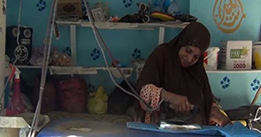 بالفيديو..”الحاجة أميرة” تعمل “مكوجية” منذ 30عاما: “أتحدى أى راجل يشتغل فى سرعتى “