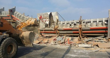 بالصور.. هدم 35 كافيتريا ومطعما مخالفا فى حملة لإزالة الإشغالات بالسويس