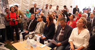 غادة والى تطلب لعب الكاراتيه مع طفلة فى دار بيت العبور