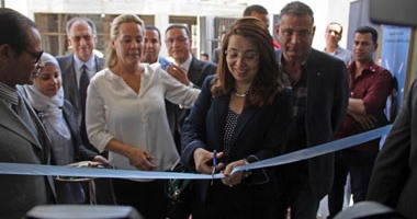 وزيرة التضامن تلعب مع الأطفال على الأرض ببيت العبور خلال فعاليات افتتاحه