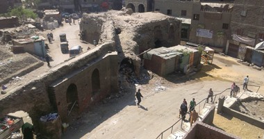 "واتس آب اليوم السابع".. تراكم القمامة أمام موقع أثرى فى البساتين