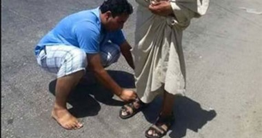 "واتس آب اليوم السابع".. سائق يهدى حذاءه لمسن حافى القدمين بالمنوفية