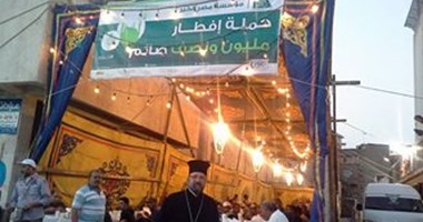 راعى كنيسة الروم الأرثوذكس بدمياط يشارك المسلمين إفطارهم فى موائد الرحمن