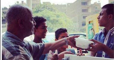 "واتس آب اليوم السابع": شباب"فاعل خير"يقدمون خدمات بالشارع دون مقابل