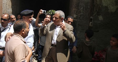 محلب يتفقد الأوضاع بحى وسط القاهرة ويوجه بإقالة رئيس الحى