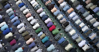 تعرف على آراء المذاهب الأربعة حول "متى يقوم المصلى عند إقامة الصلاة"