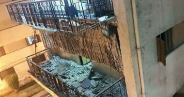 إصابة موظف سقطت عليه بلكونة عقار بالمنصورة والأمن يخلى السكان للفحص